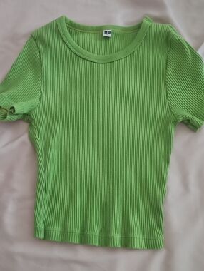 Uniqlo Bright Lime Green Ribbed Short Sleeve Tee